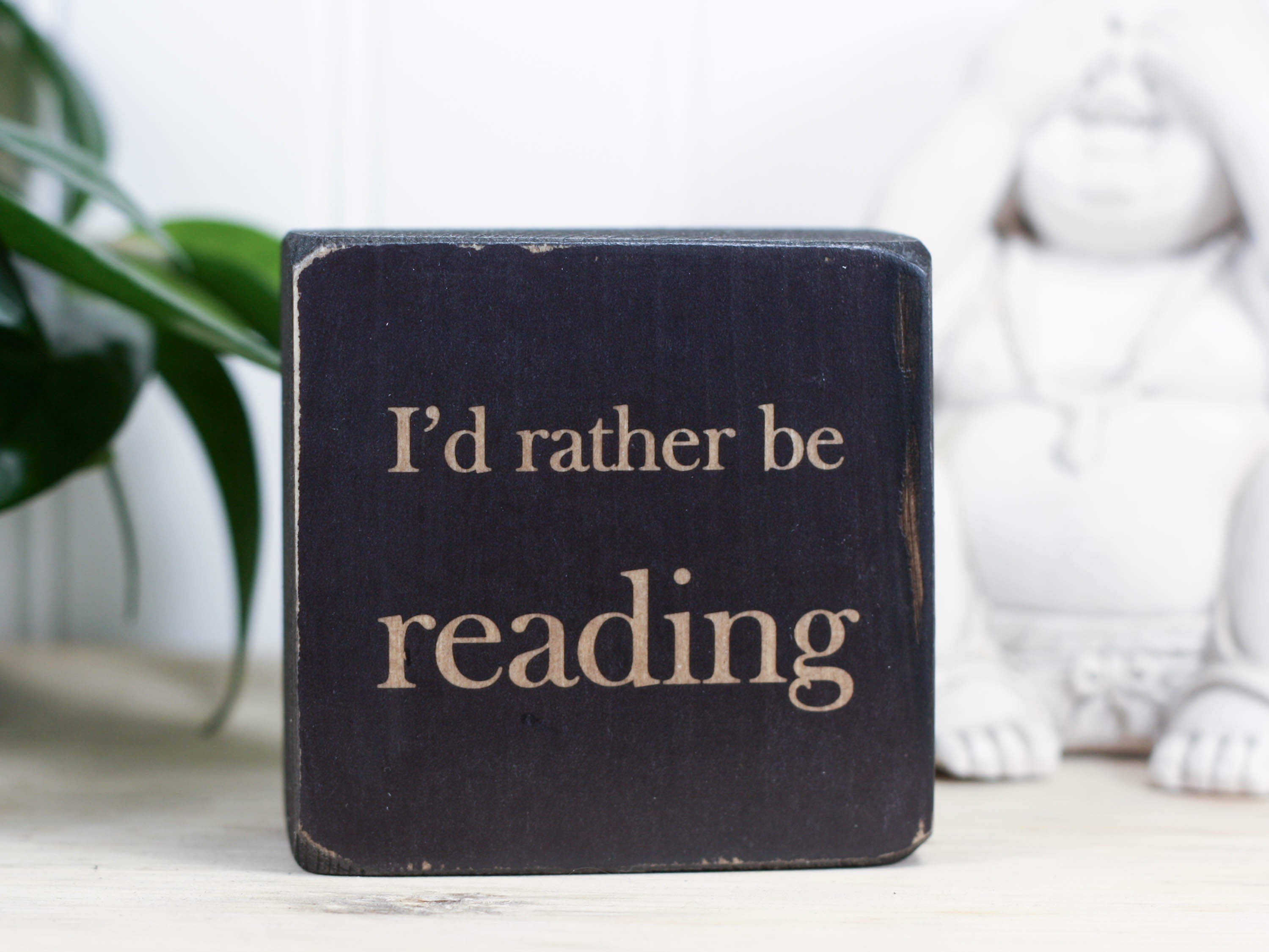 Mini wood sign in distressed black with the saying "I'd rather be reading".